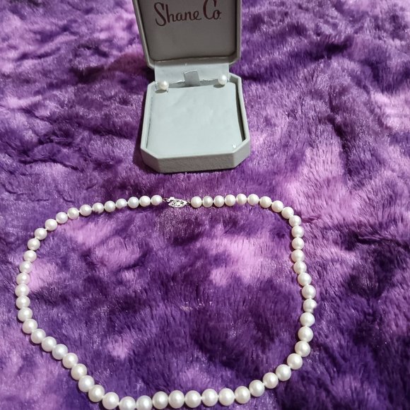 18" Pearl necklace with 14K white gold clasp and earrings set. - Picture 1 of 3